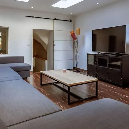 Lou Roucas : Agreable Maison De Village Avec Vue Holiday home