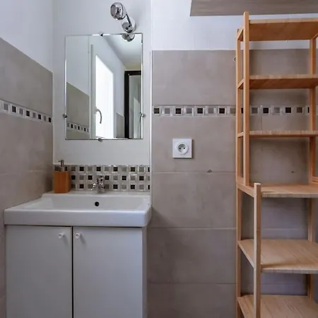 Holiday home Lou Roucas : Agreable Maison De Village Avec Vue